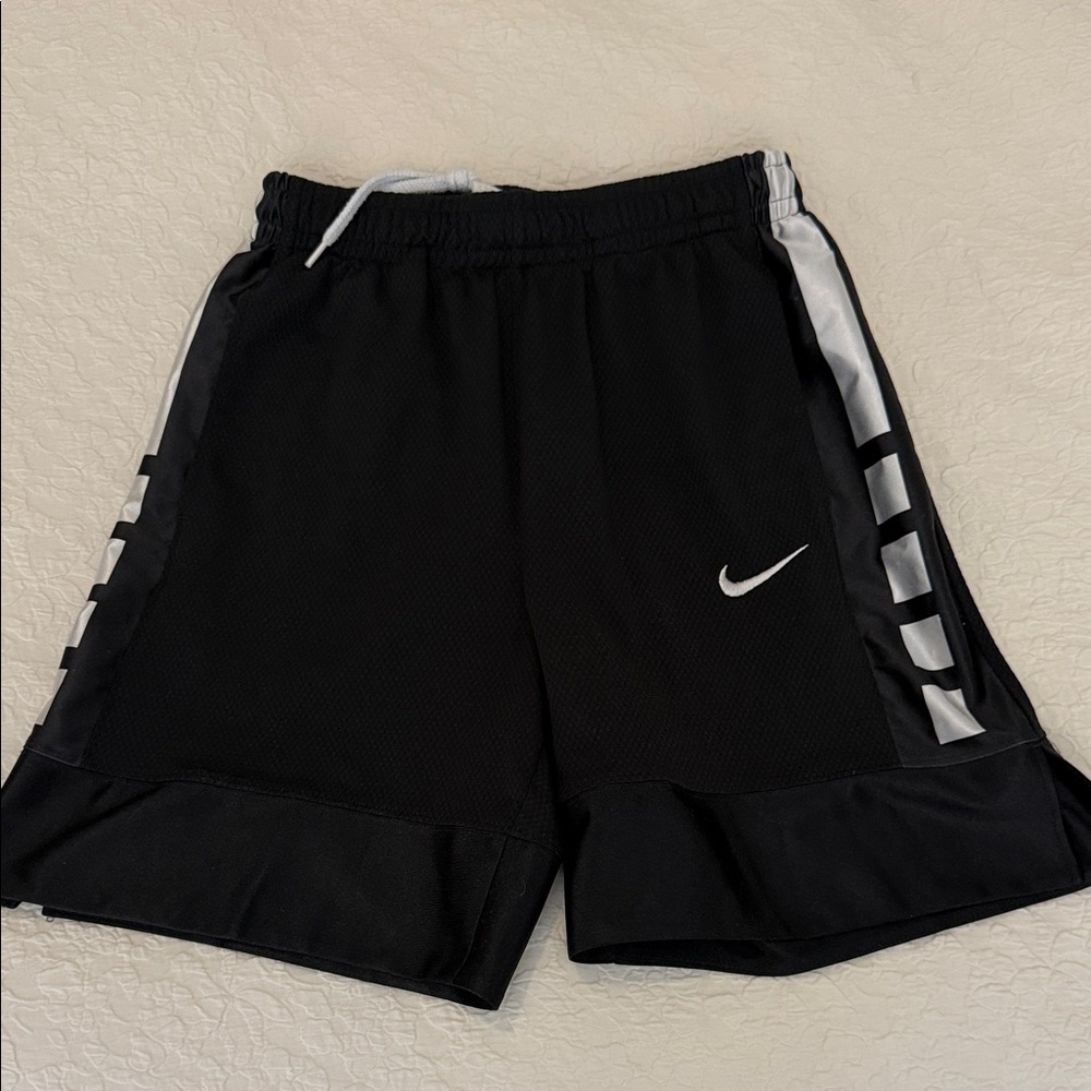 Nike boys basketball shorts Size Youth Medium